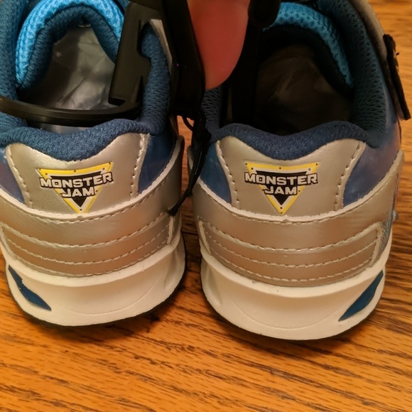 NWT MONSTER JAM LIGHT UP MEGALODON SNEAKERS - Picture 3 of 8